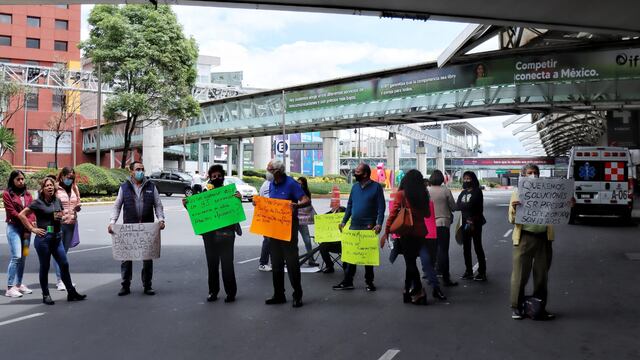 Jubilados de Mexicana de Aviación bloquean acceso a AICM