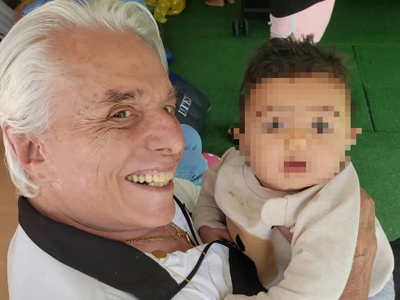 Enrique Guzmán y su nieto Apolo