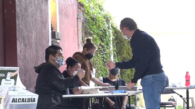 Santiago Taboada, candidato del PAN a la alcaldía Benito Juárez, emite su voto