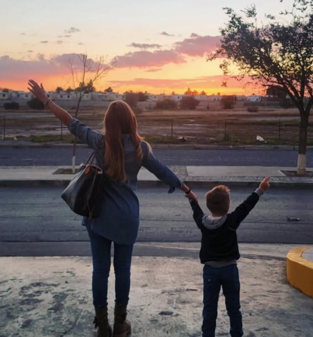 Marjorie de Sousa junto a su hijo Matías