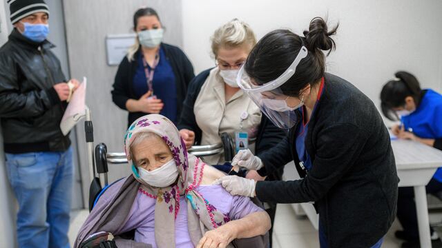 Vacuna a una adulta mayor