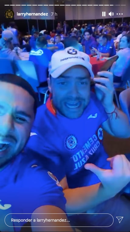 Larry Hernández en fiesta del Cruz Azul