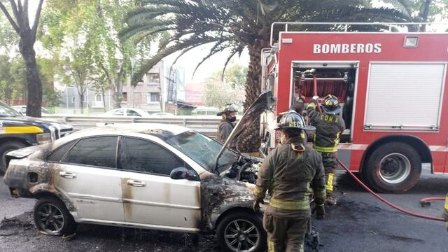 Queman auto tras chocar con Mercedes-Benz