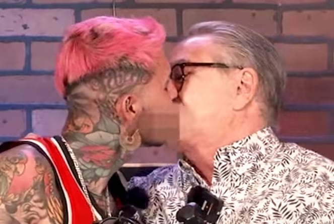 Pedro Sola se besa con Aldair Leal