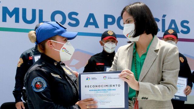 Lía Limón entregando reconocimiento a policía de Álvaro Obregón