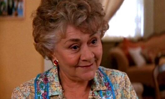 Joan Plowright en 101 Dálmatas