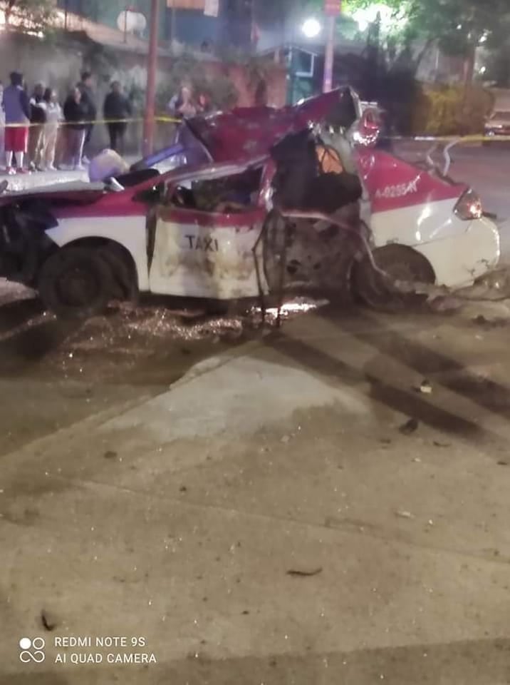 Taxi choca contra árbol en Iztapalapa