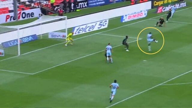 Diber Cambindo se estrenó tras varios partidos con Cruz Azul marcando un golazo.