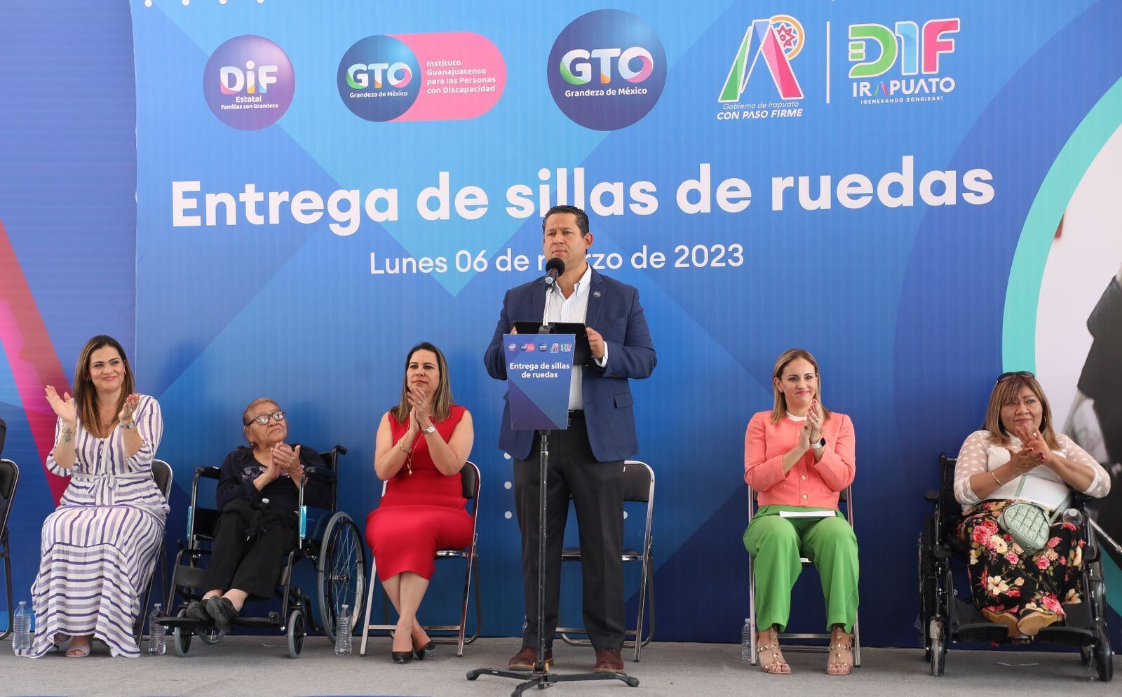 Entrega de silla de ruedas