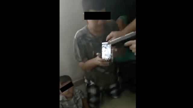 En el video aparecen un par de niños llorando.