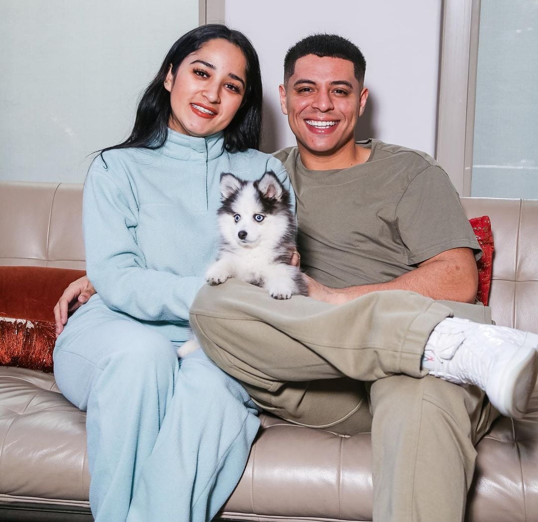 Eduin Caz y su esposa con la mascota