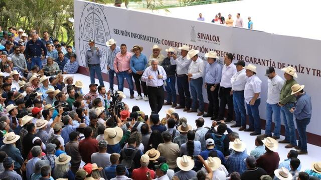 Rubén Rocha Moya con agricultores de Sinaloa