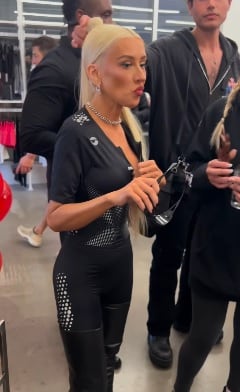 Christina Aguilera reaparece con su nueva apariencia física.