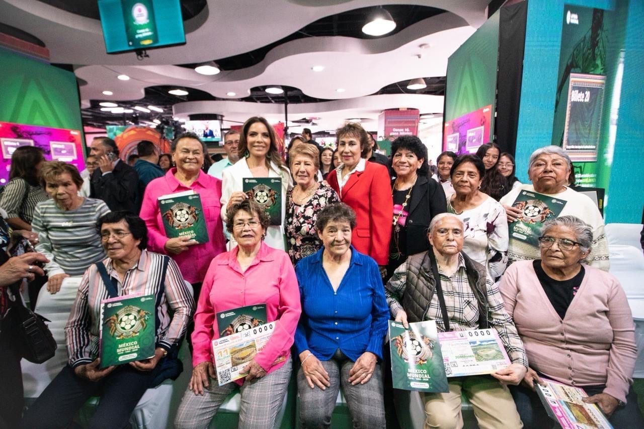 México revive su historia futbolera con álbum de Lotería Nacional