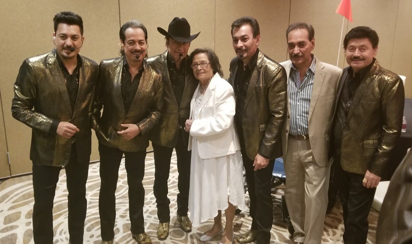 Los Tigres del Norte con su mamá Consuelo Ángulo de Hernández.
