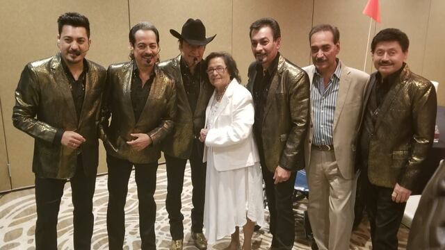 Los Tigres del Norte con su mamá Consuelo Ángulo de Hernández.