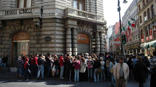 Decenas de personas esperan la apertura de una tienda Zara en Ciudad de México.