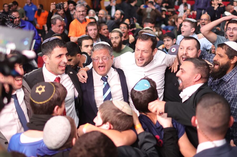 El ministro de Seguridad Nacional de Israel, Ben Gvir, en el centro de la imagen, con gafas, en el Centro Internacional de Convenciones de Jerusalén el 28 de enero.