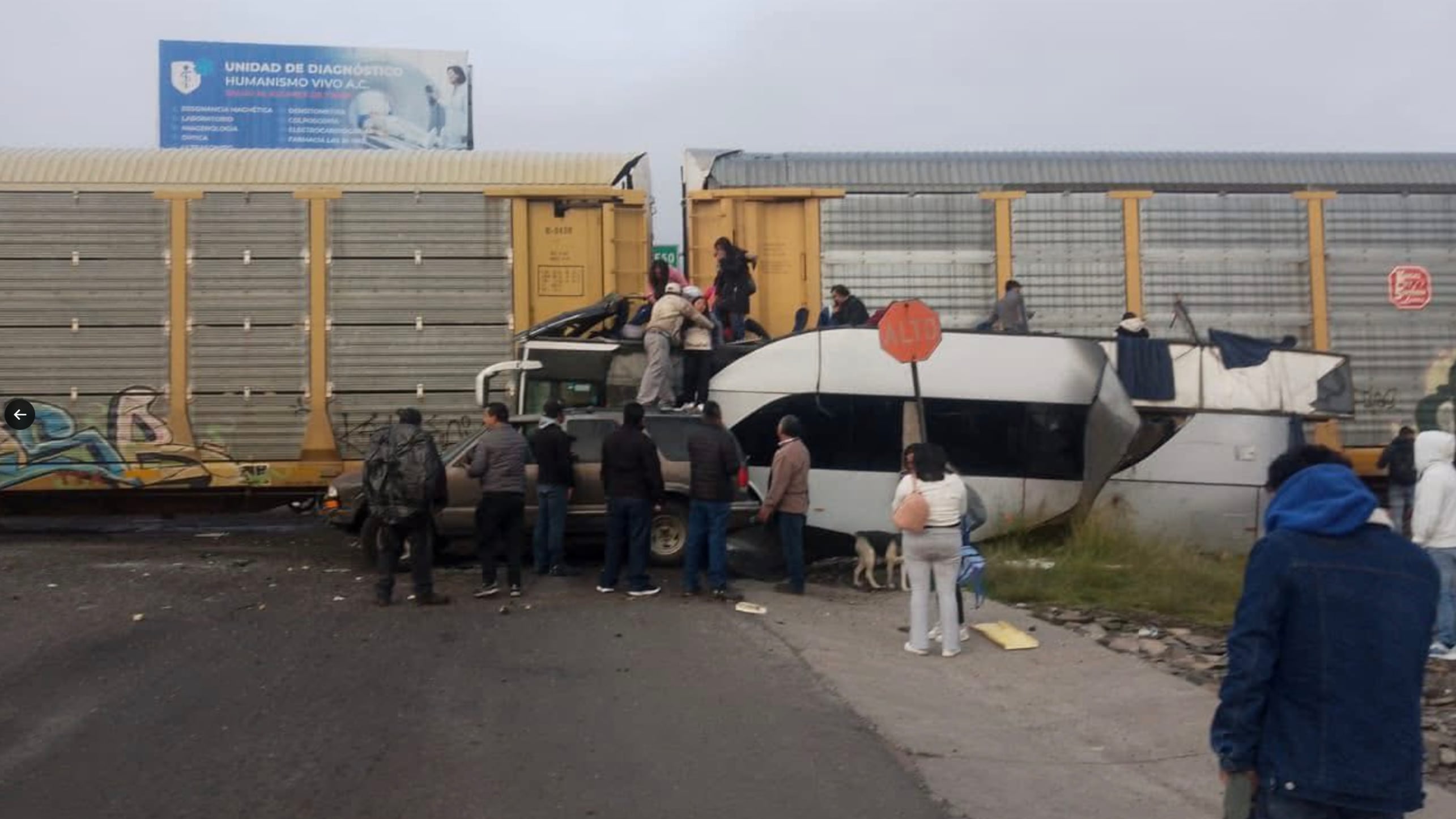 Accidente Atlacomulco–Maravatío hoy: Choque de tren de carga contra camión de pasajeros deja 10 muertos