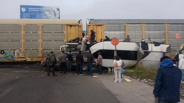 Accidente Atlacomulco–Maravatío hoy: Camión de pasajeros choca contra tren de carga y hay varios muertos