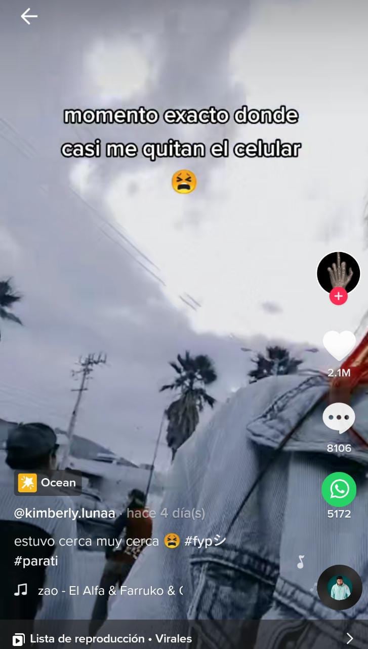 Haciendo un reto de TikTok casi le roban el celular