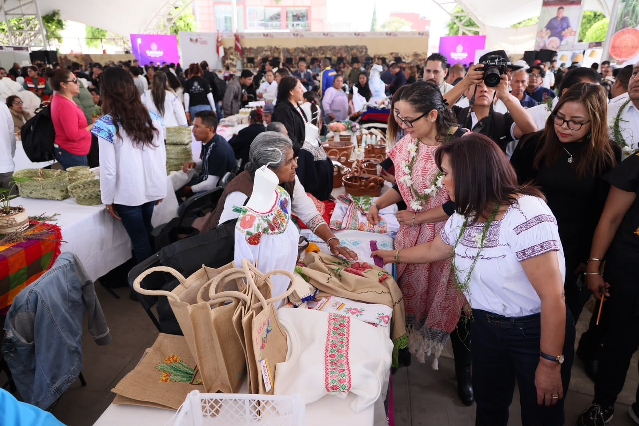 Lorena Cuéllar destaca inversión de 800 mdp para comunidades indígenas de Tlaxcala.