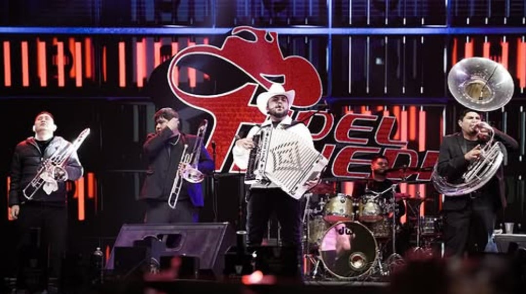 Fidel Rueda revictimiza a Sheinbaum con video hecho con inteligencia artificial en su concierto