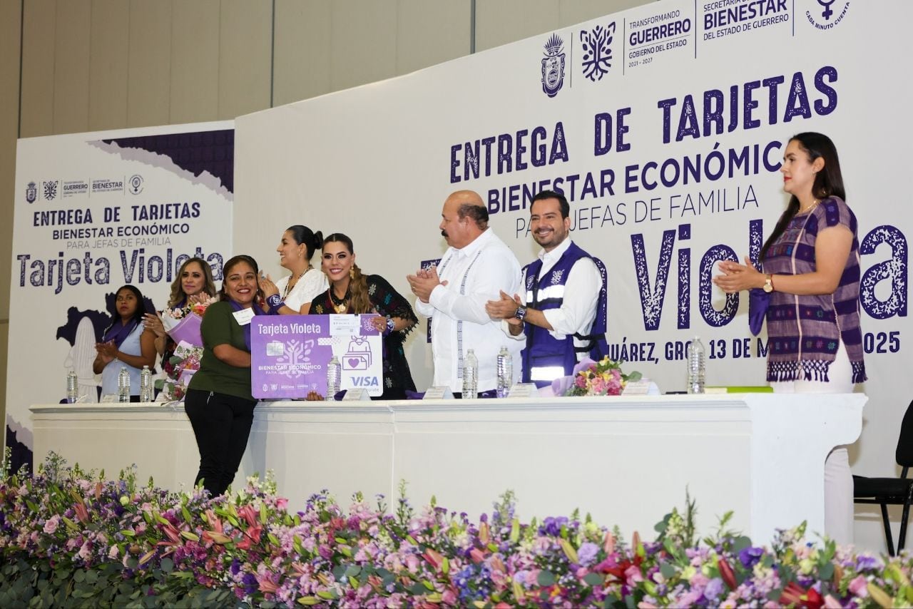 Evelyn Salgado entrega apoyos a beneficiarias de la Tarjeta Violeta