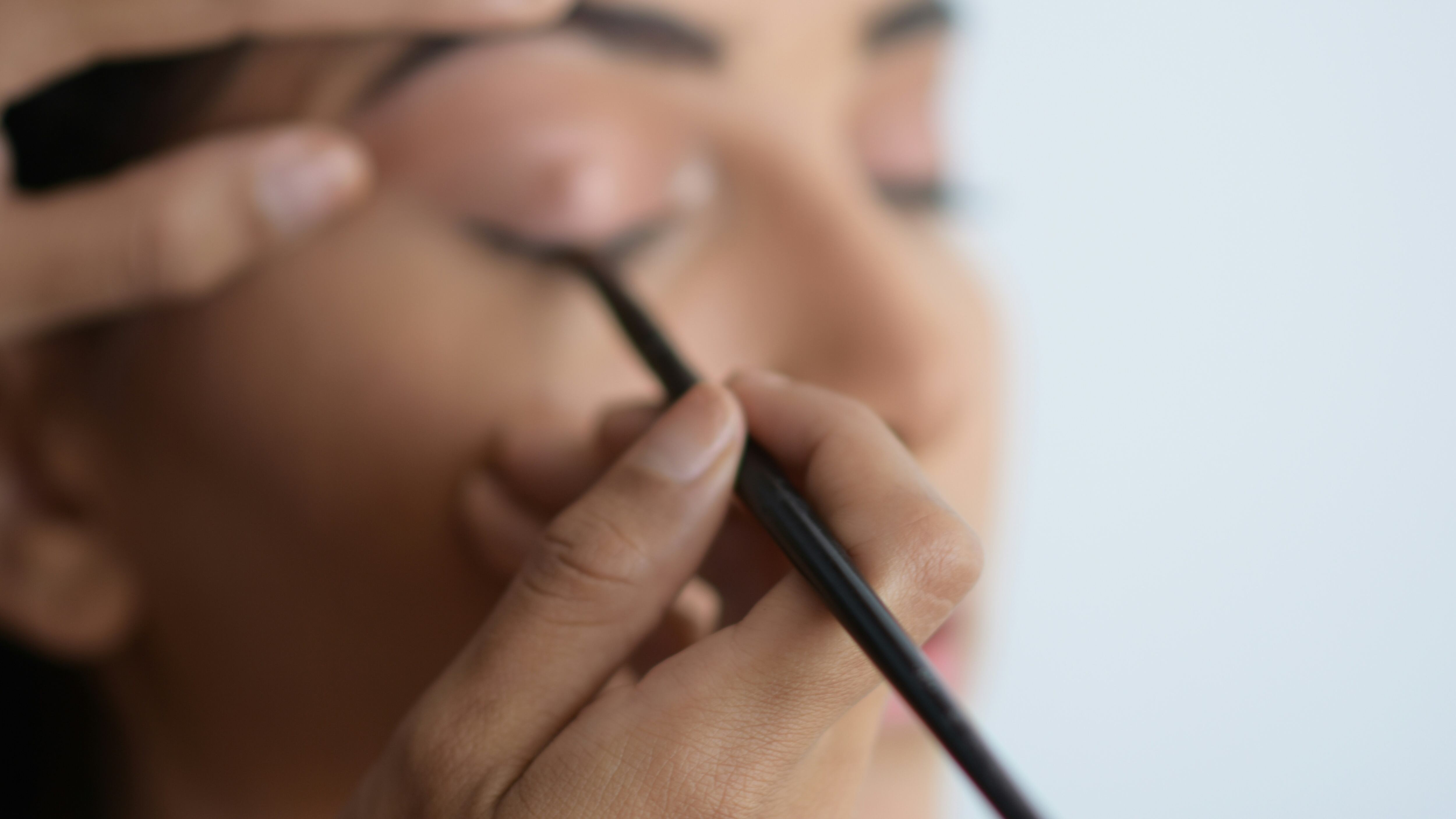 Fue a ponerse extensiones de pestañas y terminó con un cáncer detectado