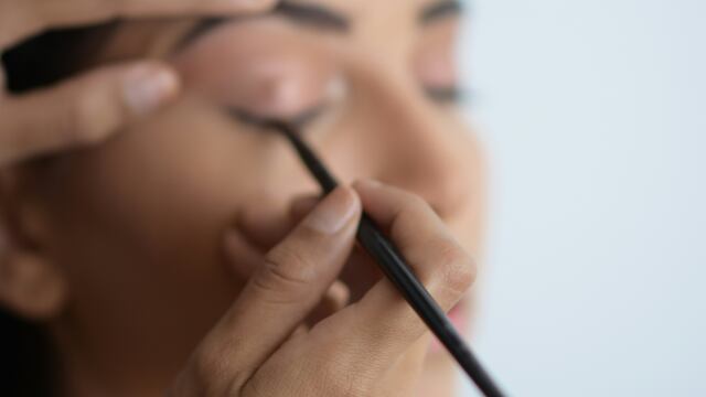 Fue a ponerse extensiones de pestañas y terminó con un cáncer detectado