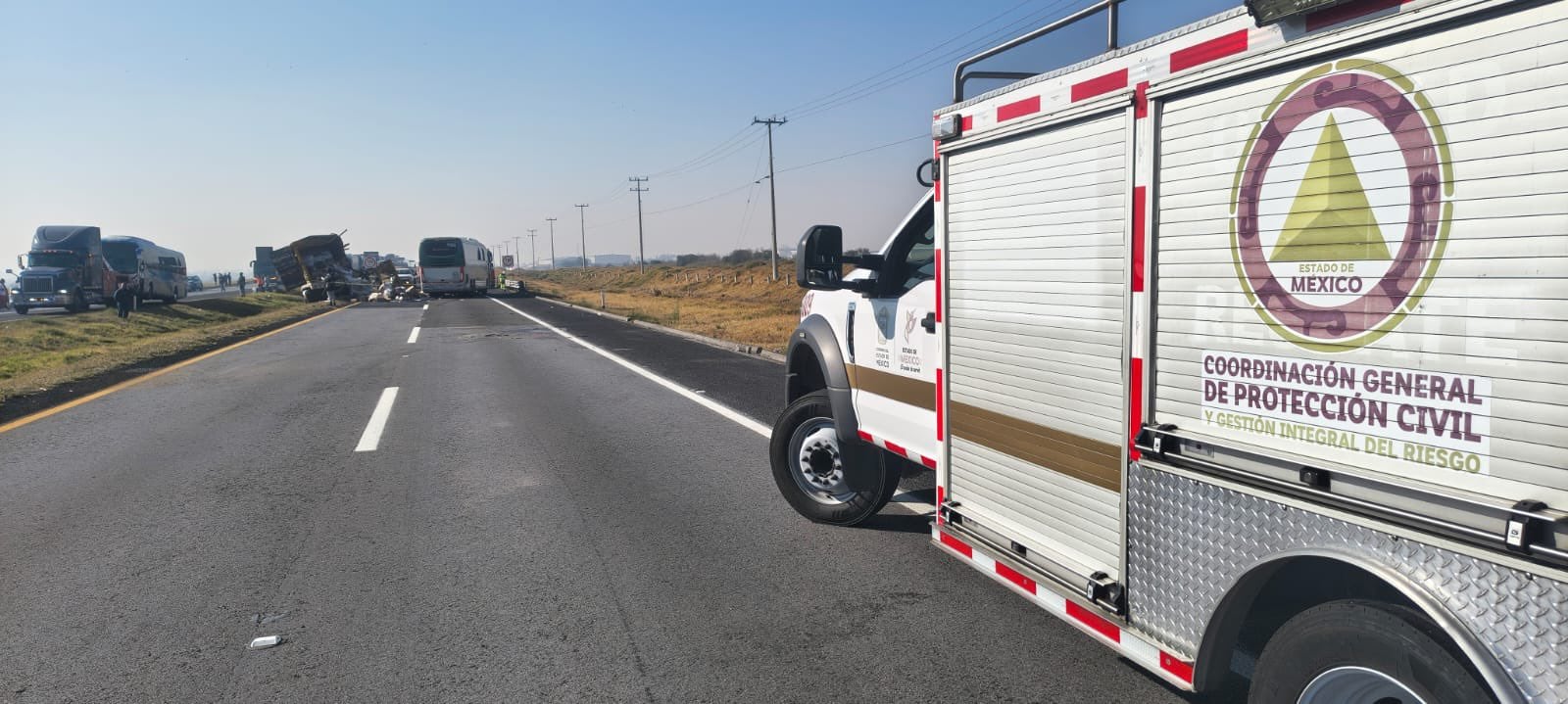 Protección Civil del Estado de México acude a auxiliar tras choque en Libramiento Bicentenario.