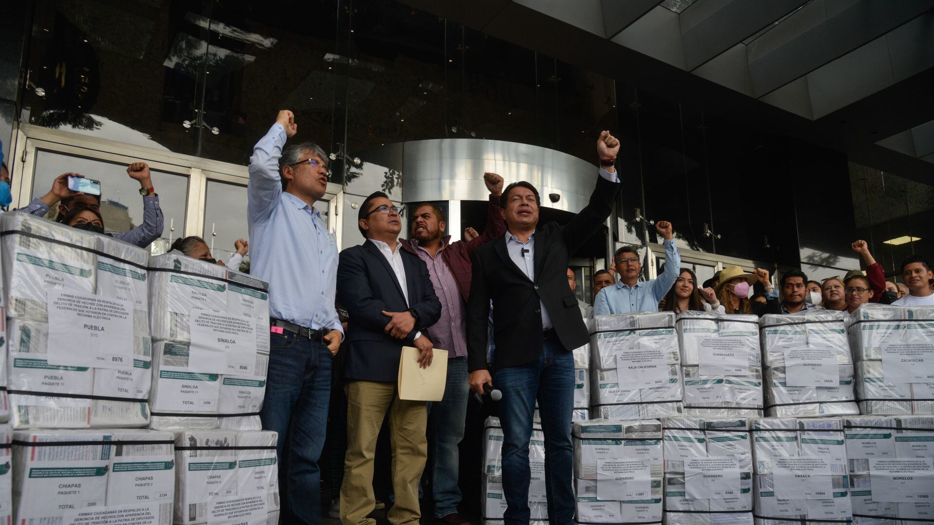 Morena denuncia a “traidores a la patria” ante la FGR por votar contra la reforma eléctrica de AMLO