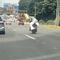 Le dan ride a novia para que llegue a su boda en moto