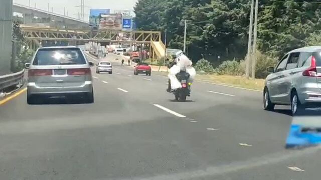 Le dan ride a novia para que llegue a su boda en moto