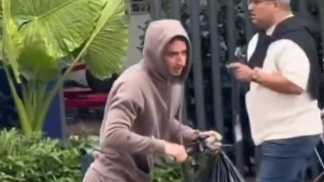 Isaác Brizuela fue captado saliendo de las instalaciones del Club Chivas con sus cosas en una bolsa negra.