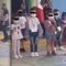 ¡Saludar, ya! Niños saludan a la gente durante indicación de honores a la bandera (VIDEO)