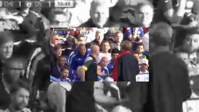 Jürgen Klopp DT del Liverpool discutió con un aficionado del Chelsea en Stamford Bridge