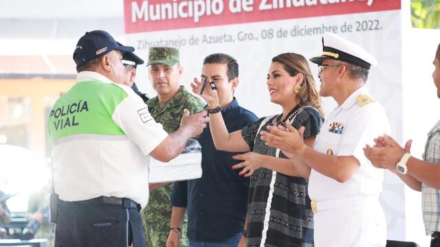 Evelyn Salgado entregó equipo a policía de Zihuatanejo