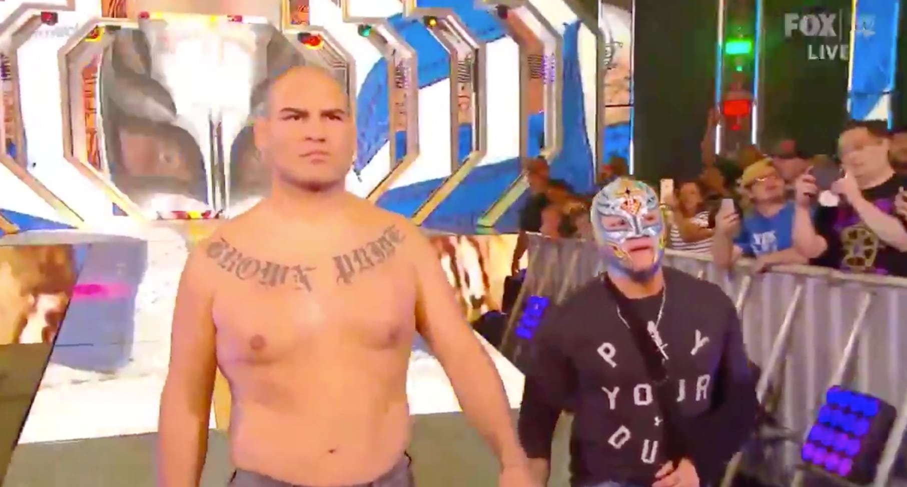Caín Velásquez junto a Rey Mysterio.