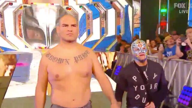 Caín Velásquez junto a Rey Mysterio.