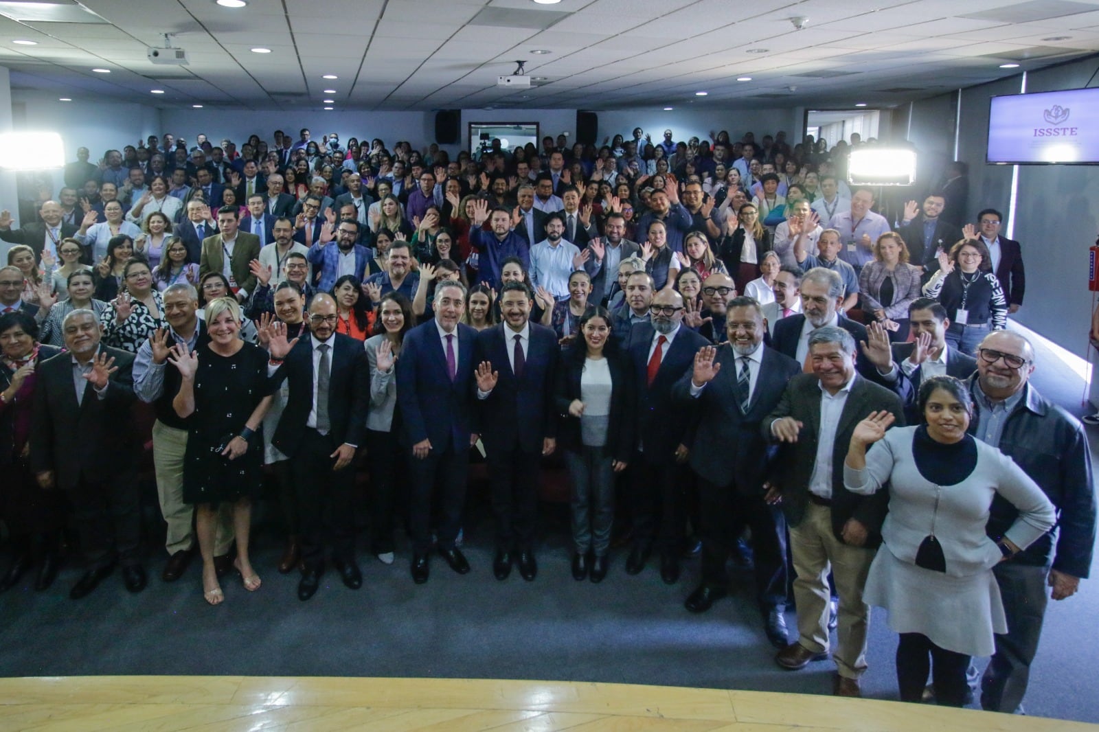 Martí Batres, realiza su primer informe mensual