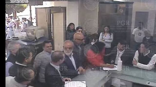 Anaya está en absoluto derecho de defenderse y hablar en privado con su abogado, ¡faltaba más!