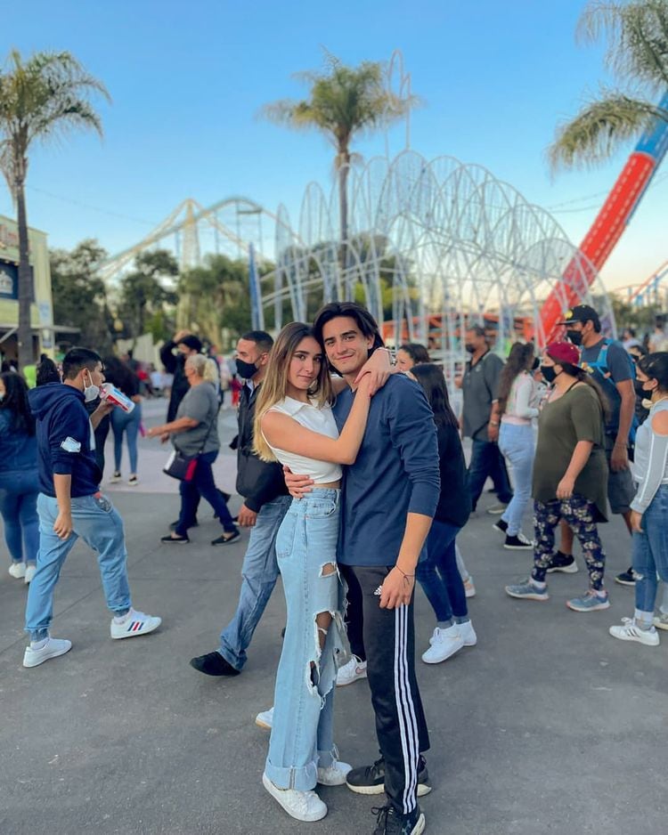 Santiago con su novia Sofía.