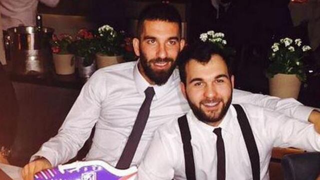 Luego de su arrebato en la copa del Rey, el jugador turco ya recibe bromas de sus amigos