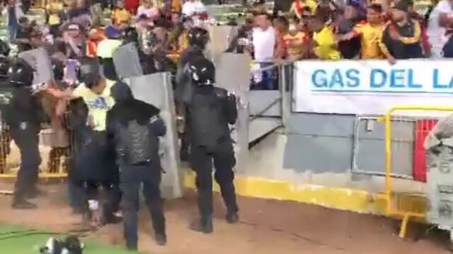 Fans de Morelia pelean contra la policía