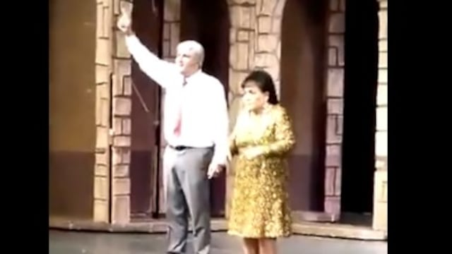 Carmen Salinas traduciendo con señas.