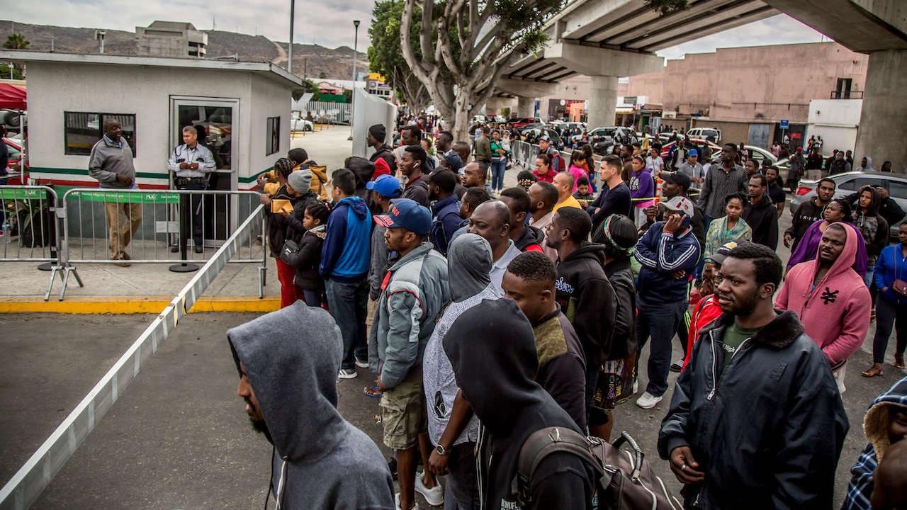 Personas migrantes en Estación Migratoria de Tijuana
