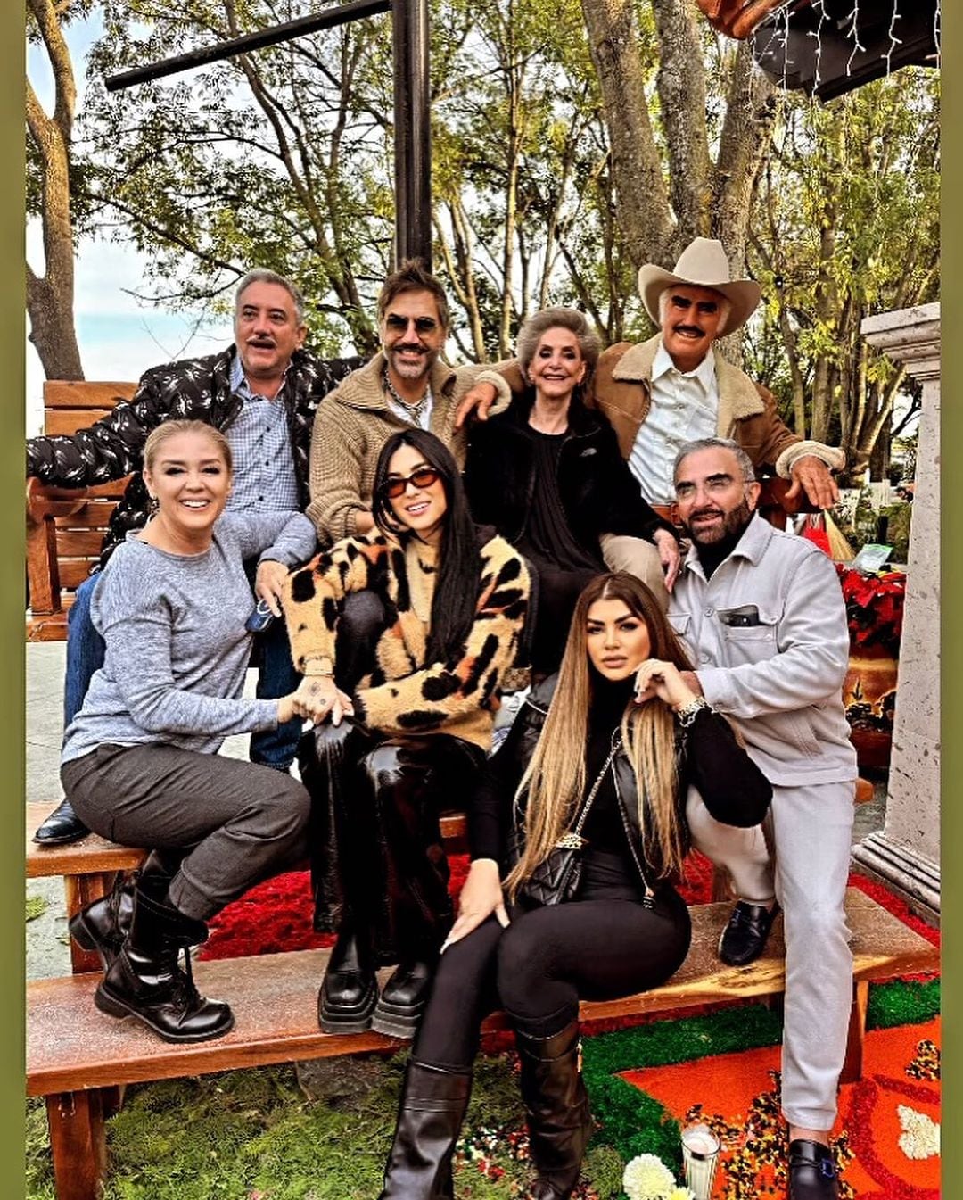 Familia de Vicente Fernández posa con su estatua hiperrealista.