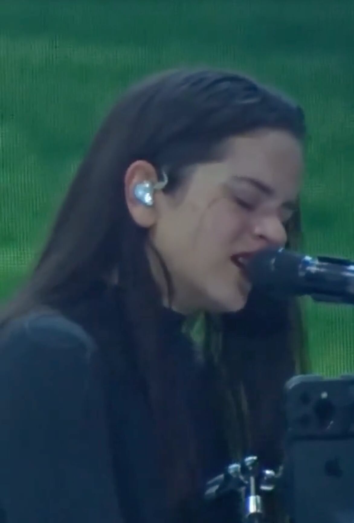 Rosalía lloraba con Hentai, la canción que escribió para Rauw Alejandro, en los últimos conciertos de Motomami
