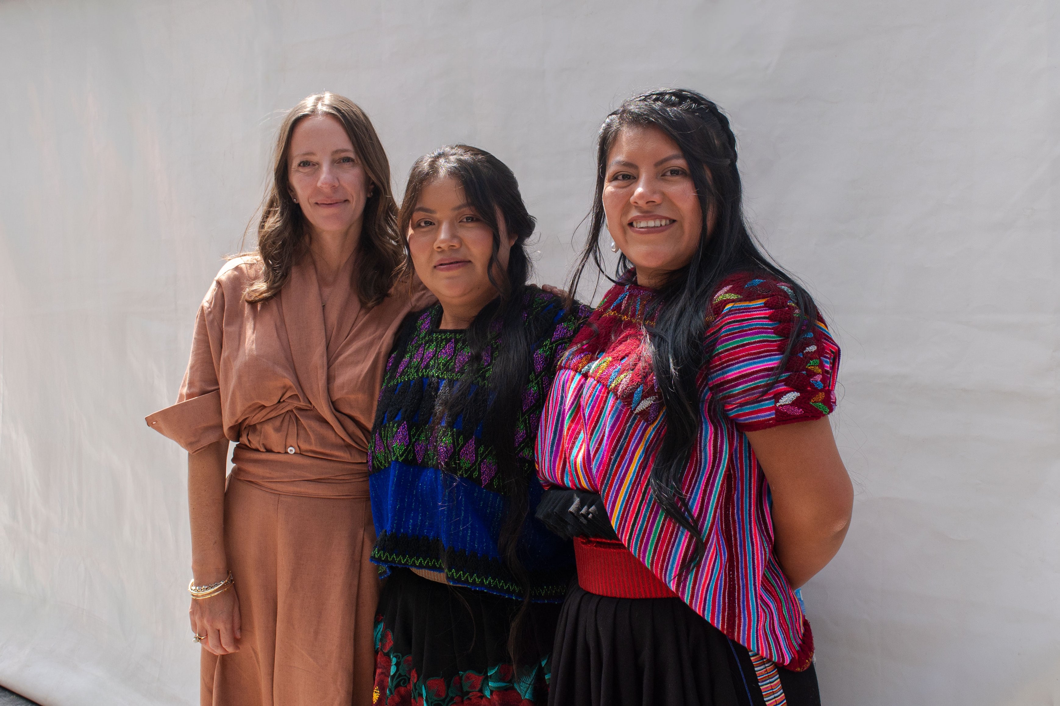 Concepción Orvañanos, directora de Yakampot; Elsy Nayeli Ruíz Pérez y Tania Beatriz Gómez Vázquez, artesanas de comunidades de los Altos de Chiapas